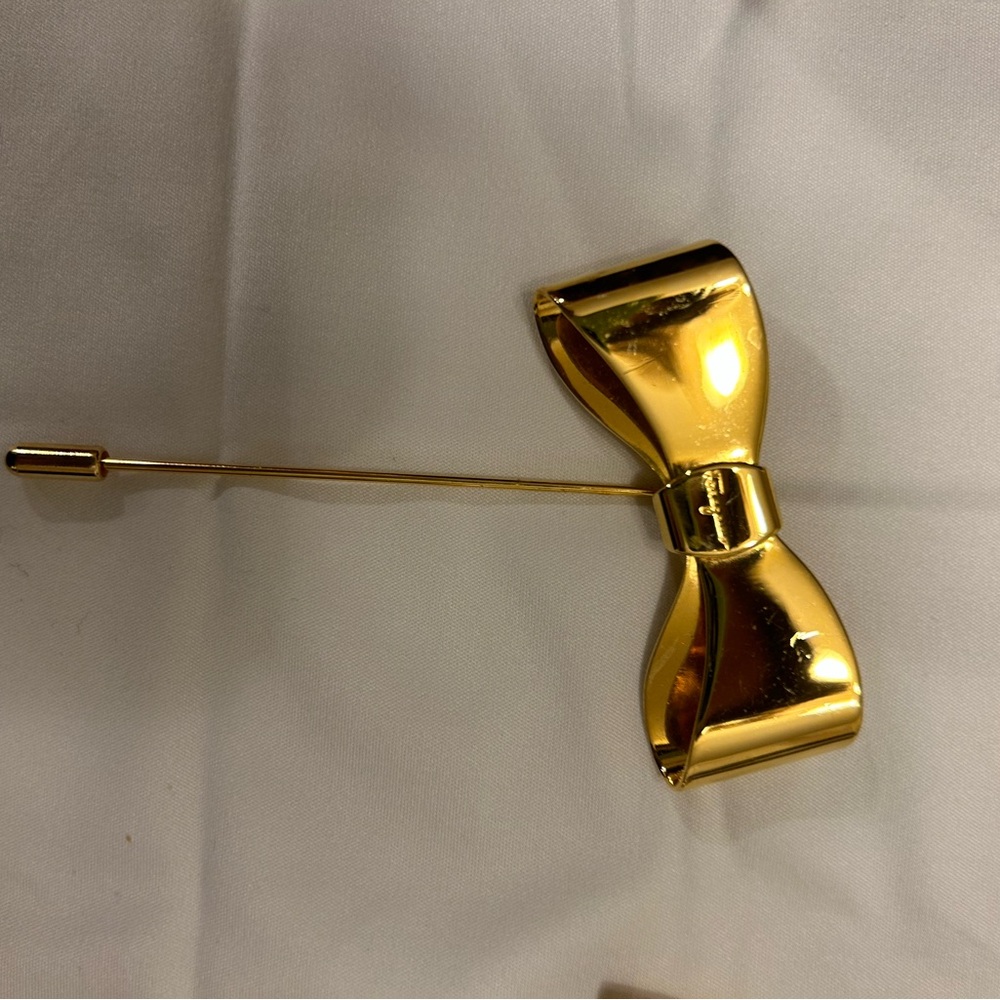 Two bow ferragamo pins